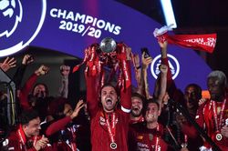 Liverpool giành chiến thắng tưng bừng trong ngày nâng cúp vô địch