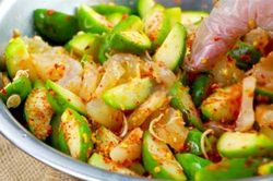Vợ đảm trổ tài làm gân bò trộn cóc non, chồng ăn xong vẫn 'thòm thèm'