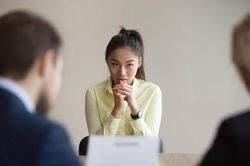 Sinh viên mới ra trường kêu trời kêu đất vì những 'cú lừa' của nhà, chị em công sở