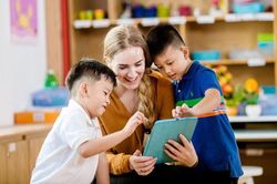 Dù không phải là siêu sao ngoại ngữ, bố mẹ vẫn có thể chuẩn bị nền tảng tiếng Anh vững vàng nhờ bí kíp đặc biệt này