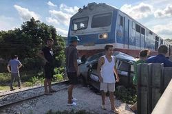 Hà Nam: Tai nạn giữa xe ô tô và tàu hỏa, 3 người thương vong