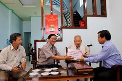 Thường trực Tỉnh ủy thăm, tặng quà các gia đình chính sách