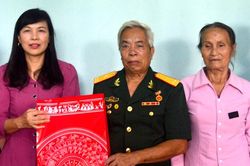 Phó Chủ tịch HĐND tỉnh Phạm Thị Minh Xuân tặng quà gia đình chính sách huyện Yên Sơn