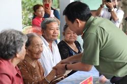 Công an TPHCM thăm và tặng quà mẹ Việt Nam anh hùng