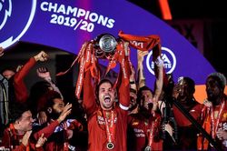 Liverpool đánh bại Chelsea trong ngày nâng cúp vô địch Ngoại hạng Anh