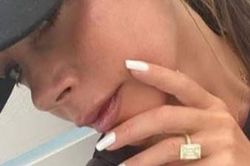 Victoria Beckham khoe nhẫn kim cương 152.000 USD
