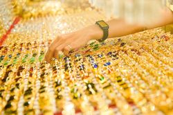 Giá vàng tiếp tục tăng cao