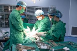 Cắt khối u buồng trứng cho bệnh nhân thiểu năng trí tuệ