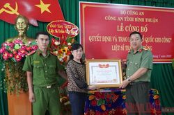 Trao Bằng 'Tổ quốc ghi công' cho gia đình Trưởng Công an xã hy sinh khi làm nhiệm vụ