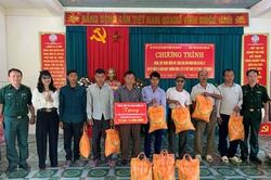 Khám bệnh, cấp thuốc miễn phí, tặng quà đối tượng chính sách tại xã biên giới Bắc Lý, huyện Kỳ Sơn