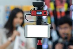 Vlogger dính đòn 'chí tử' khi phải xin giấy phép cho mọi video