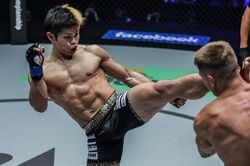 Bị đấm đá liên tục nhưng anh chàng võ sĩ vẫn cười như hoa