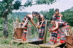Đồng bào Cơ Tu thắp sáng nơi tận cùng của núi rừng Nam Giang