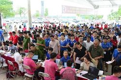 Hàng ngàn người Thái Nguyên xếp hàng từ sớm tham gia hiến máu