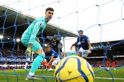 Thống kê 'tố' thủ môn Chelsea kém nhất Ngoại hạng Anh