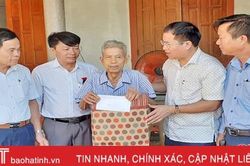 Lãnh đạo huyện Lộc Hà thăm hỏi, tặng quà các gia đình chính sách