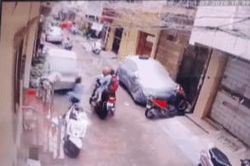 Mẹ tay không vật lộn với 2 kẻ bắt cóc con ngay trước cửa nhà