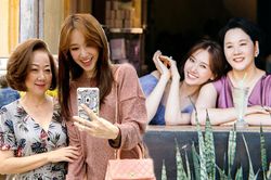 Mấy ai sướng như Hari Won vừa được mẹ chồng yêu chiều lại còn được mẹ ruột sẵn sàng 'cứu nguy' mỗi khi cần