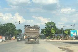 Vĩnh Phúc: Khiếp vía với đoàn xe chở vật liệu san lấp cho dự án Khu đô thị TMS Đầm Cói