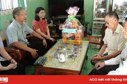 Bí thư Huyện ủy Tri Tôn thăm gia đình chính sách
