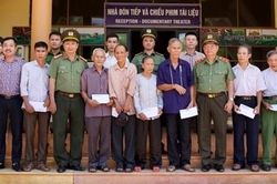 Thăm hỏi, tặng quà các gia đình thương binh, liệt sĩ tại Quảng Trị