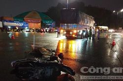 Mẹ khóc ngất khi con trai bị xe tải cán tử vong ngay bên cạnh