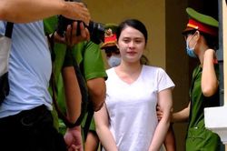 Hot girl Ngọc 'Miu' rơm rớm nước mắt xin được khoan hồng