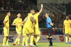 V-League: Giải cứu Vua sân cỏ
