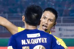 CLB Hà Nội mất bàn thắng và phạt đền sau quyết định tranh cãi