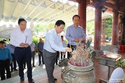 Đoàn công tác Bộ GTVT dâng hương tại Khu di tích Truông Bồn và Nghĩa trang liệt sĩ đường 7