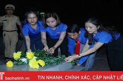 Dâng hương hoa, thắp nến tri ân tại nghĩa trang liệt sỹ ở Hà Tĩnh