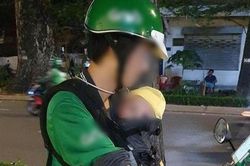 Tài xế Grab vừa chạy xe chở khách vừa địu con trước ngực và câu chuyện phía sau khiến nhiều người đồng cảm