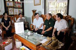 Đồng chí Phó Chủ tịch Thường trực HĐND tỉnh thăm, tặng quà các gia đình chính sách tại Phù Yên