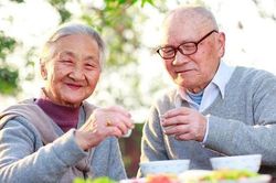 Lười tập thể dục, vì sao người Nhật vẫn sống thọ nhất thế giới?
