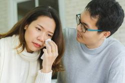 Đang làm việc thì bất ngờ mẹ chồng gọi điện nói: 'Mẹ rất đau, trước khi chết, chỉ muốn nhìn con lần cuối', khiến tôi rụng rời chân tay