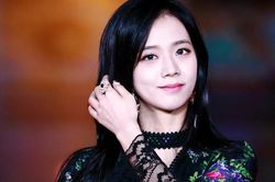 Tưởng Jisoo (BLACKPINK) thích đeo vòng cổ choker cho vui, hóa ra che khuyết điểm cực khéo