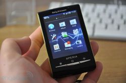 Tròn 10 năm Sony tung ra 'huyền thoại' smartphone tí hon