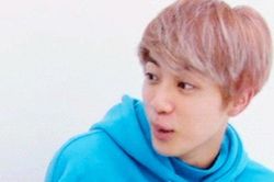 Jin BTS nhiều lần ngượng chín mặt vì bị ARMY soi chi tiết nhạy cảm