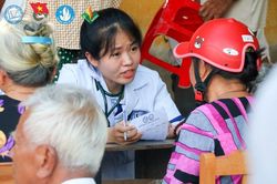 Sinh viên tình nguyện ĐH Y - Dược TP. HCM khám, phát thuốc miễn phí cho người dân Bến Tre