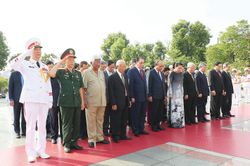 Lãnh đạo Đảng, Nhà nước tưởng niệm các anh hùng liệt sĩ và vào Lăng viếng Chủ tịch Hồ Chí Minh
