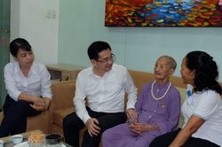 Chủ nhiệm Ủy ban Kiểm tra Thành ủy TPHCM thăm, tặng quà các gia đình có công với cách mạng