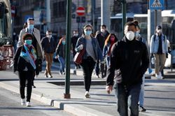 Italy 'mạnh tay' với người không đeo khẩu trang khi đi mua sắm
