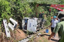 Tai nạn thảm khốc ở Quảng Bình: Xe mất phanh rồi lật khi đang đổ dốc