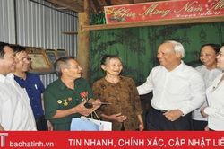 Phó Chủ tịch Quốc hội Uông Chu Lưu thăm hỏi gia đình chính sách tại Hà Tĩnh