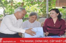 Phó Chủ tịch Quốc hội Uông Chu Lưu tặng quà người có công ở Nghi Xuân
