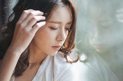 Ra khỏi cổng tòa, chồng cũ ân cần lái xe đưa tôi về tận nhà, trước khi rời đi, anh thốt ra một đề nghị làm tôi giật mình rồi tràn đầy căm hận