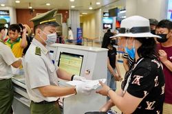 Sân bay Nội Bài đón khách trở về từ vùng dịch trong trật tự