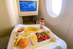 Hàng không gặp khó, công ty bán suất ăn máy bay lần đầu báo lỗ