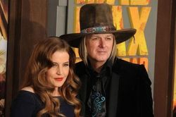 Lisa Marie Presley suy sụp sau cái chết của con trai