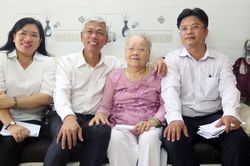 Phó Chủ tịch UBND TPHCM Võ Văn Hoan thăm, tặng quà các gia đình chính sách